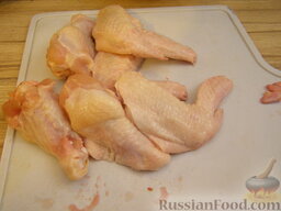 Куриные крылья, запеченные с овощами: Крылышки вымыть, отрезать и удалить кончики. Можно каждое крылышко разрезать на две части.