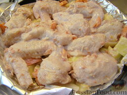 Куриные крылья, запеченные с овощами: Духовку включить и разогреть до 200 градусов.    Форму застелить фольгой. Сначала выложить овощи, затем курицу.