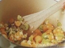 Овощной суп с зеленым горошком: Как приготовить овощной суп с зеленым горошком:    1. В большой чугунной кастрюле (казанке) разогреть оливковое и сливочное масла, высыпать в казанок лук, морковь и сельдерей. Готовить овощи на среднем огне, помешивая, в течение примерно 5-10 минут, до золотистого цвета. Ввести в кастрюлю порей, картофель, пастернак и чеснок, хорошо перемешать.