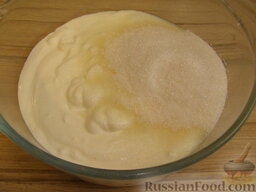 Торт "Панчо" овсяный: Приготовить крем. Для этого смешать сметану и сахар.