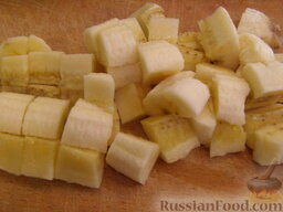 Торт "Панчо" овсяный: Бананы нарезать кубиками.