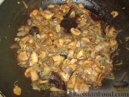 "Торбочки" из говядины с грибами: Добавить грибы и тоже обжарить, слегка потушить. Посолить, поперчить.
