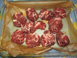 "Торбочки" из говядины с грибами: Мясо собрать в виде мешочка. Каждую торбочку скрепить зубочисткой. Поместить мешочки-торбочки в огнеупорную форму, застеленную бумагой для выпечки.