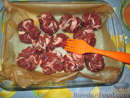 "Торбочки" из говядины с грибами: Смазать мясные торбочки растительным маслом.