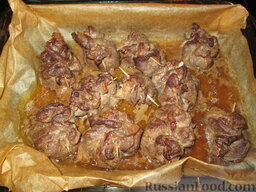 "Торбочки" из говядины с грибами: Выпекать говядину с грибами в духовке, разогретой до 200 градусов, около 20 минут.