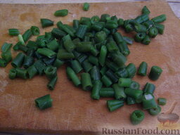 Оливье вегетарианский: Как приготовить вегетарианский оливье:    Спаржевую фасоль отварить 2-3 минуты, затем охладить и нарезать кубиками.