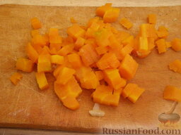 Оливье вегетарианский: Морковь отварить в кожуре (30 минут). Можно варить вместе с картофелем. Охладить, очистить, нарезать кубиками.