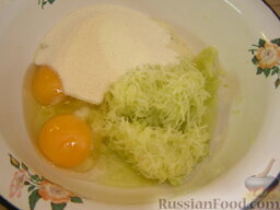 Запеканка творожная с кабачком: Добавьте яйца и манку. Взбейте блендером.