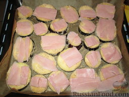 "Бутерброды" из баклажанов: На каждый ломтик баклажана выложить тонко нарезанные ломтики ветчины.