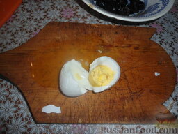 Салат "Кошачья мордочка": Сварите и покрошите яйцо.