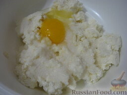 Сырники из творога: Творог посолить, добавить яйцо и сахар. Тщательно перемешать до однородной массы.