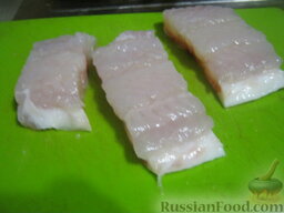 Жареное филе пангасиуса: Порезать рыбу на кусочки.