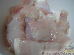 Жареное филе пангасиуса: Сложить рыбу в миску.