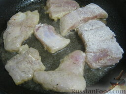 Жареное филе пангасиуса: Разогреть сковороду, налить 3 ст. ложки растительного масла. Выложить рыбу в сковороду.