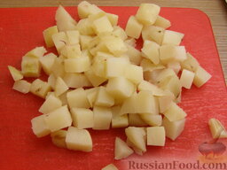 Винегрет с копченой рыбой и зернами горчицы: Картофель очистить, нарезать кубиками.