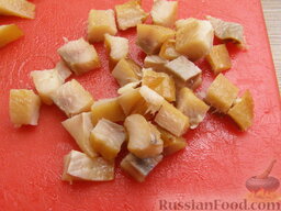 Винегрет с копченой рыбой и зернами горчицы: Отделить филе рыбы от костей и шкурки. Нарезать кубиками.