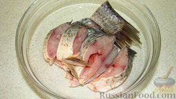 Жареная рыба с овощами: Как приготовить жареную рыбу с овощами:    Рыбу почистить, удалить внутренности, обсушить, порезать на порционные куски.