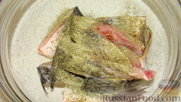 Жареная рыба с овощами: Посолить, приправить и растереть рыбу руками.