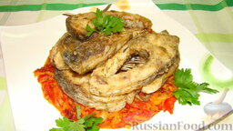 Жареная рыба с овощами: Выложить готовые овощи на блюдо, сверху овощей выложить жареную рыбу. Жареную рыбу с овощами можно подавать к столу.   Приятного аппетита!