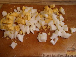 Оливье с шампиньонами и языком: Яйца отварить вкрутую (10 минут после закипания), очистить и мелко нарезать.