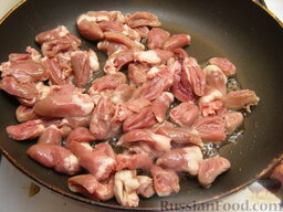 Куриные сердечки, тушенные в сметане с грибами: На одной сковороде разогреть 3-4 ст. ложки растительного масла. Выложить сердечки, жарить на сильном огне, помешивая, до небольшой румяности (10 минут).