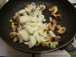 Куриные сердечки, тушенные в сметане с грибами: На отдельной сковороде разогреть еще 3-4 ст. ложки растительного масла. Выложить грибы, жарить их на сильном огне, помешивая, 5 минут. Затем добавить лук, перемешать и жарить грибы с луком еще 5 минут.