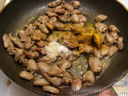 Куриные сердечки, тушенные в сметане с грибами: В сердечки добавить соль и порошок карри. Перемешать.