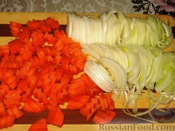 Суп с чечевицей и копченой курицей: Морковь нарезать тонкими ломтиками, лук-порей – полукольцами.