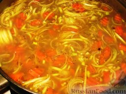 Суп с чечевицей и копченой курицей: Подготовленные овощи добавить в сковороду и варить 7-10 минут.