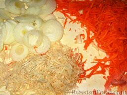 Боснийский горшочек: Морковь, сельдерей очистить и порезать мелкой соломкой. Лук очистить и нарезать кольцами. Смешать овощи.
