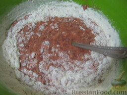 Нежный печеночный торт "Снеговик": Небольшими порциями добавлять муку, все время перемешивая ложкой.