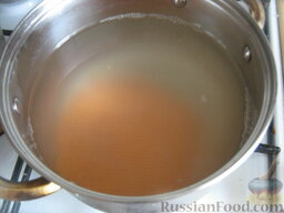 Суп-пюре из чечевицы: Залить холодной водой (2,5 л), дать закипеть. Варить чечевицу на среднем огне до полного разваривания. Около 40-60 минут.