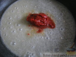 Суп-пюре из чечевицы: Затем добавить томатную пасту, перемешать и тушить 1 минуту.