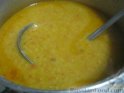 Суп-пюре из чечевицы: Добавить зажарку к чечевице, посолить. Можно сделать суп-пюре из чечевицы более однородным с помощью блендера.