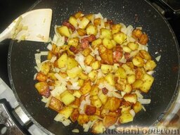 Трюфельный картофель: Добавляем лук, трюфеля ( желательно белые, но с черными тоже вкусно), жидкий дым и специи