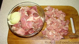 Мясной рулет: Больше половины мяса перемолоть на мясорубке с луком, а остальную мякоть нарезать кусочками, примерно по 1 см.    Фарш посолить по вкусу.