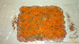 Мясной рулет: Выложить половину грибов и моркови, 2 см края оставить без начинки.