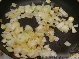 Красный борщ с фрикадельками: На сковороде разогреть 1 ст. ложку растительного масла. Обжаривать лук на среднем огне, помешивая, до золотистого цвета (10 минут).