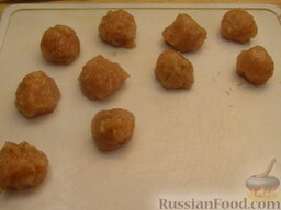 Красный борщ с фрикадельками: Сформировать шарики размером с грецкий орех.