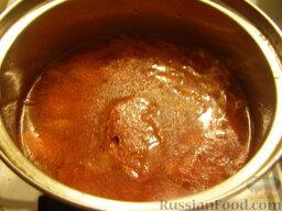 Красный борщ с фрикадельками: В борщ добавить томатную пасту, перемешать.