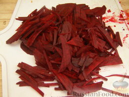 Красный борщ с фрикадельками: Свеклу очистить, вымыть, нашинковать.