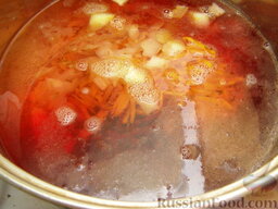 Красный борщ с фрикадельками: Налить воду и довести ее до кипения. Выложить лук, свеклу и морковь. Варить при среднем кипении 10 минут.