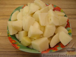 Красный борщ с фрикадельками: Картофель очистить, вымыть, нарезать кубиками.