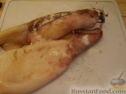 Кальмары, тушенные в сметане: Как приготовить кальмары тушеные в сметане:    Размороженные тушки кальмаров натереть солью и очистить.