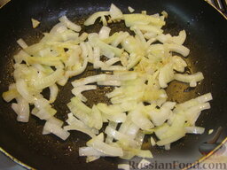 Кальмары, тушенные в сметане: На сковороде разогреть растительное масло. Выложить лук и жарить его на среднем огне, помешивая, примерно 7 минут.