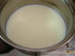 Каша манная с орехами, томленная в духовке: Как приготовить манную кашу с орехами:    Молоко поставить на огонь.