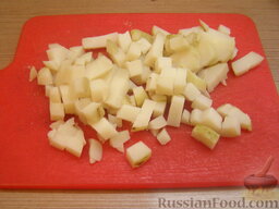 Картофельный салат с копченой селедкой и сухариками: Как приготовить картофельный салат с сельдью:    Картофель отварить в мундире, очистить и нарезать кубиками.