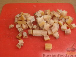 Картофельный салат с копченой селедкой и сухариками: Филе копченой или соленой селедки нарезать кубиками.