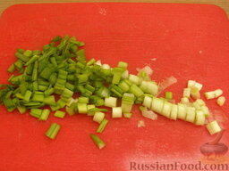 Картофельный салат с копченой селедкой и сухариками: Зеленый рук мелко нашинковать.