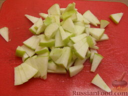 Картофельный салат с копченой селедкой и сухариками: Яблоки разрезать, удалить семена. Нарезать тонкими кусочками.